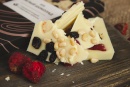 Фото 2 № 9 - Белый шоколад с клубничными дольками, вяленой смородиной и кедровым орехом 90 грамм